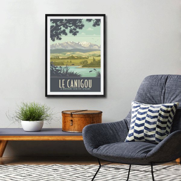 Décor avec l'affiche encadrée Le Canigou